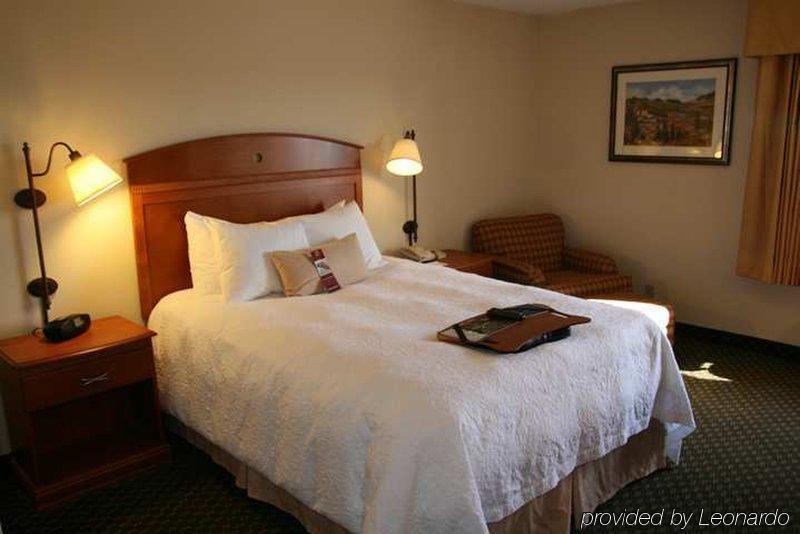 Hampton Inn Wichita-East Room photo